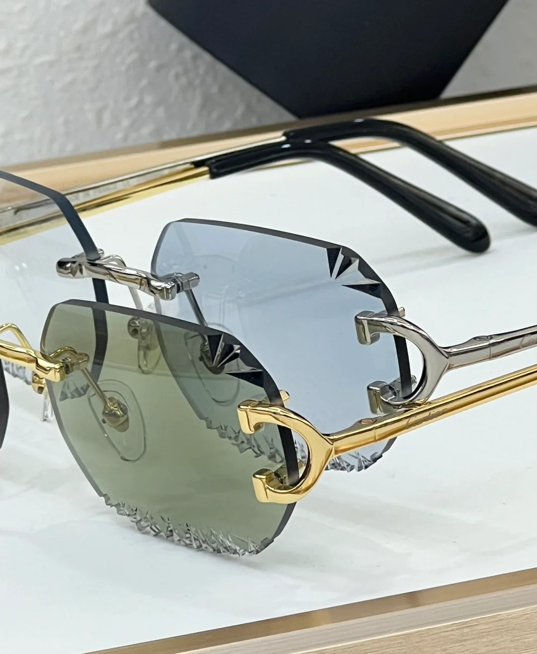 new series of cut lens sunglasses can change color under ultraviolet light new series of cut lens sunglasses can change color under ultraviolet light