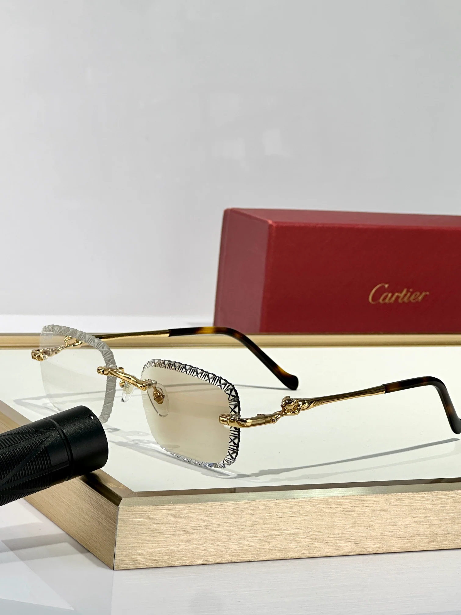 diamond cut glasses that change color when exposed to ultraviolet light diamond cut glasses that change color when exposed to ultraviolet light
