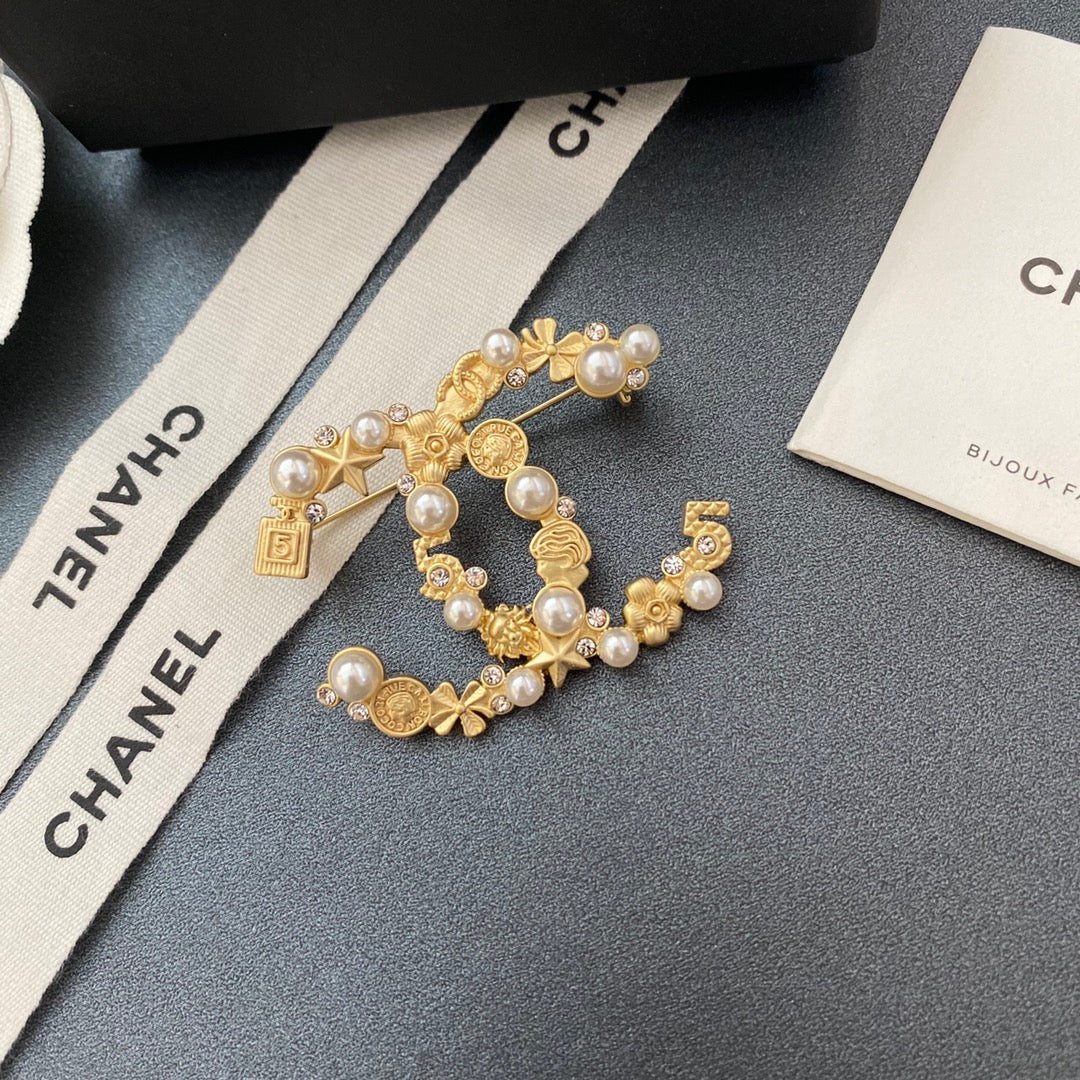 classic diamond pearl gold brooch classic diamond pearl gold brooch