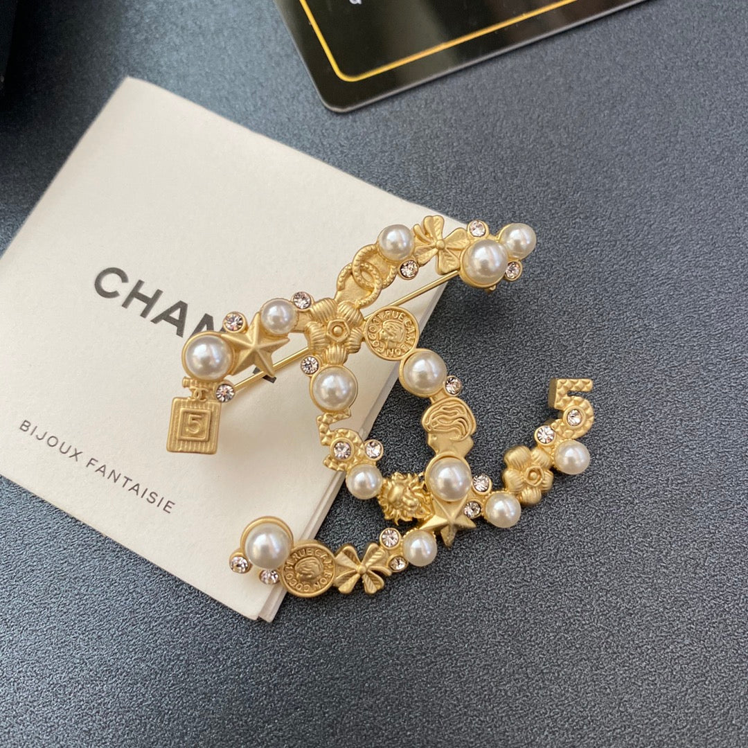 classic diamond pearl gold brooch classic diamond pearl gold brooch