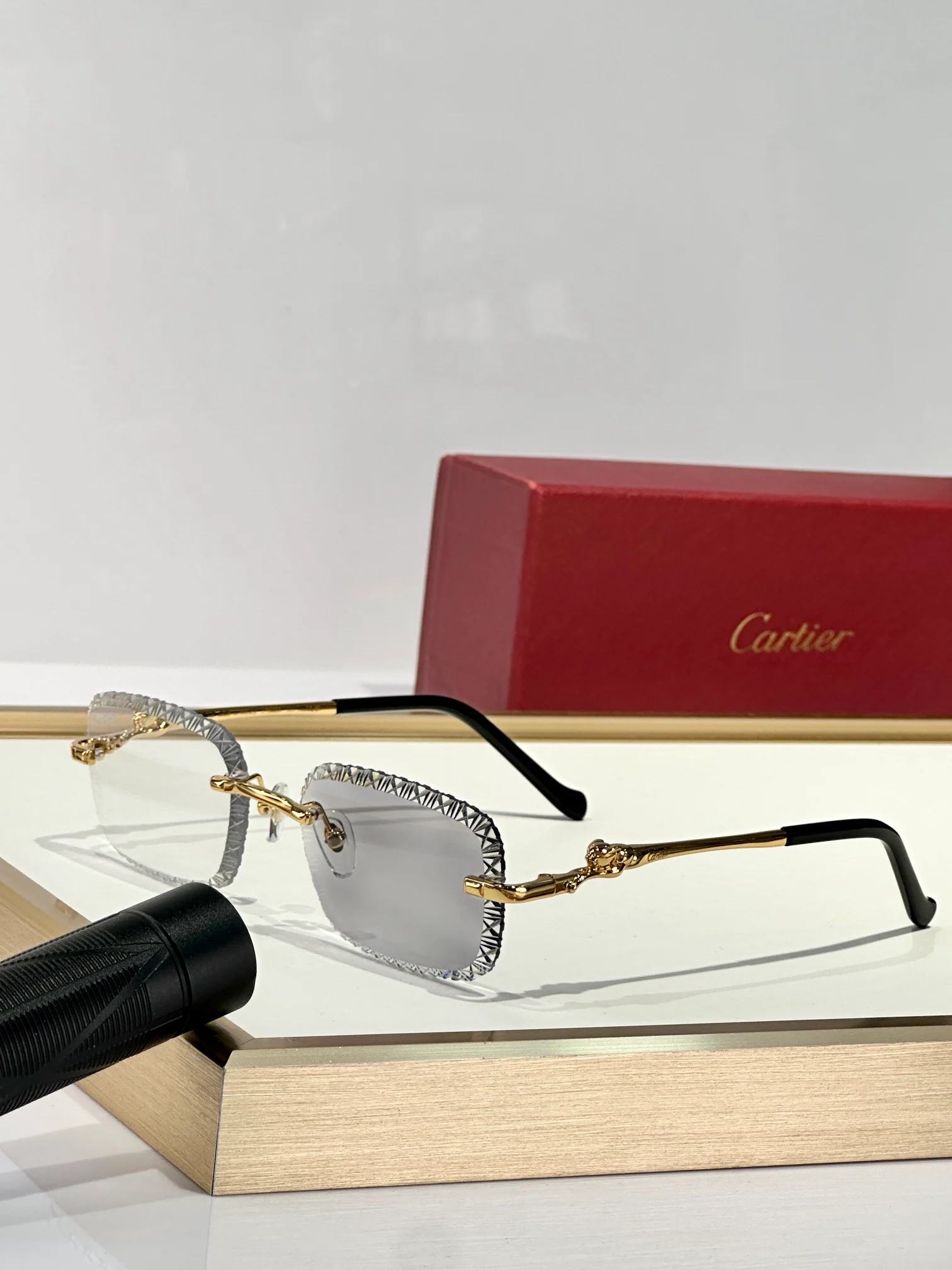 diamond cut glasses that change color when exposed to ultraviolet light diamond cut glasses that change color when exposed to ultraviolet light