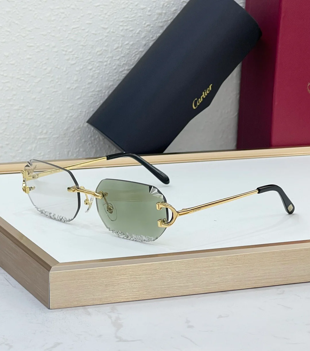 new series of cut lens sunglasses can change color under ultraviolet light new series of cut lens sunglasses can change color under ultraviolet light